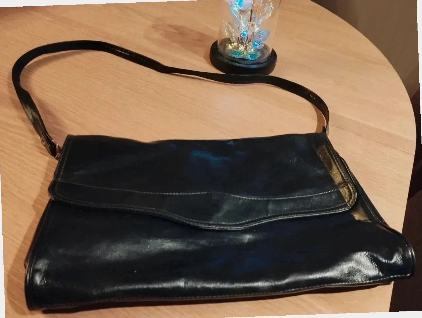 Pochette à bandoulière en cuir pour dame. Couleur noire